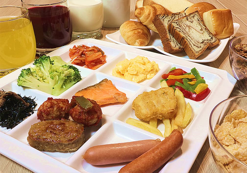 ビュッフェ形式のお食事でおなかいっぱいに！